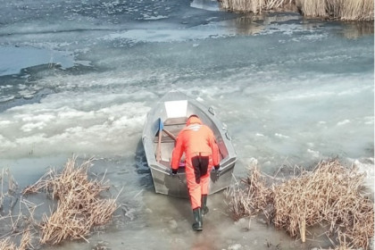 Замерзшего пенсионера достали спасатели из озера Чебачье под Новосибирском