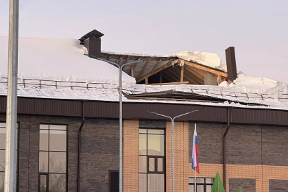 Рабочие сломали крышу новой школы в Репьево под Новосибирском
