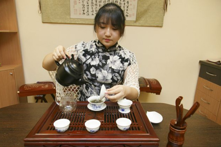 Китайцы учат чайной церемонии в НГТУ