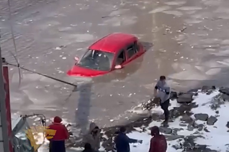 В Новосибирске автомобиль утонул в огромной луже