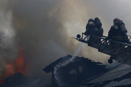 В Новосибирске нашли тела двух человек после пожара в частном доме