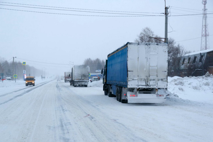 Грузовикам запретили въезд в Новосибирск из-за снегопадов
