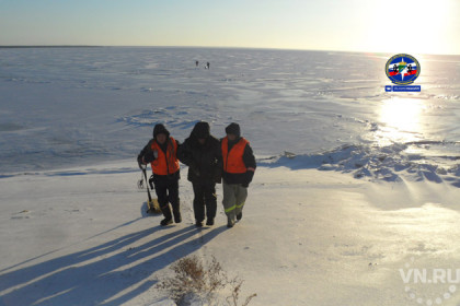 Километр по обскому льду прошли спасатели ради рыбака