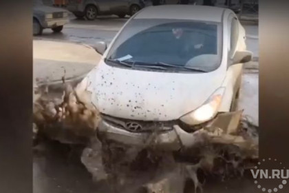 Машины бьются в яме на парковке в Новосибирске