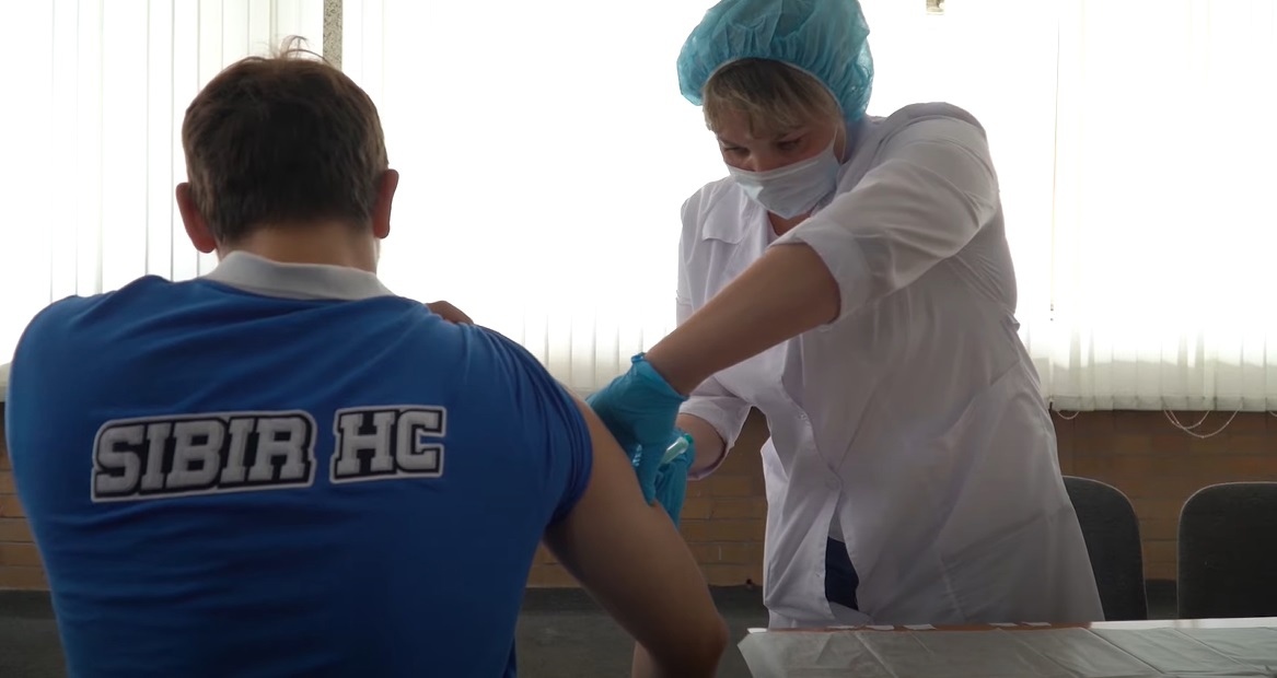 Хоккеисты «Сибири» вакцинировались «КовиВаком» 