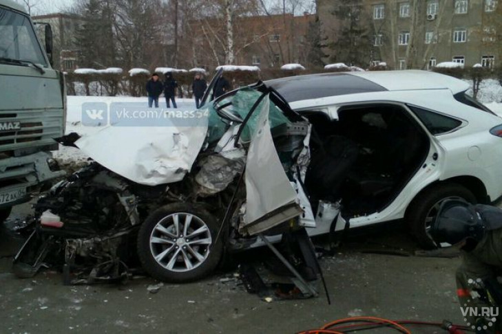 Спасатели разрезали пополам новый Lexus RX