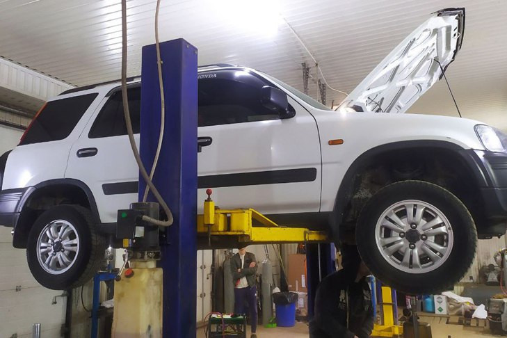 Honda CR-V сорвалась с домкрата и придавила в гараже жителя Новосибирска