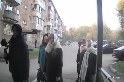 Школьники устроили паломничество к квартире знаменитого сибирского маньяка