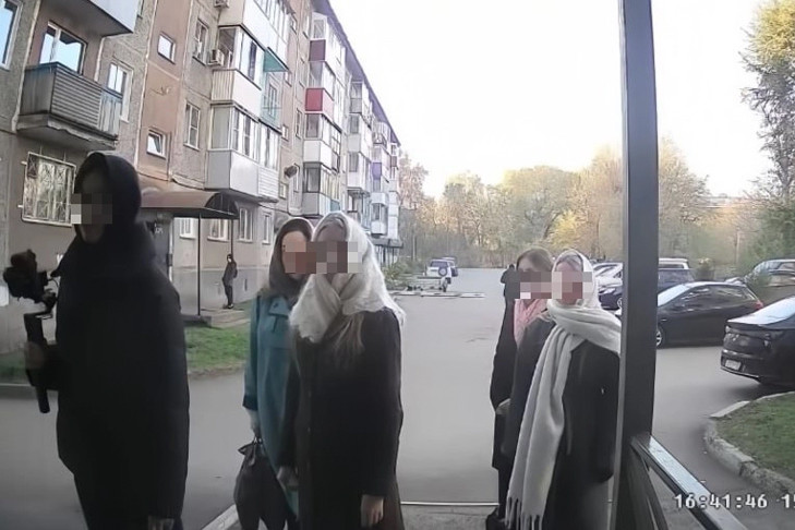 Школьники устроили паломничество к квартире знаменитого сибирского маньяка