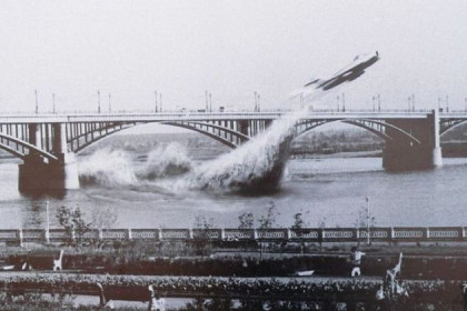 Летчик на МиГ-17 проскочил под Октябрьским мостом в Новосибирске 