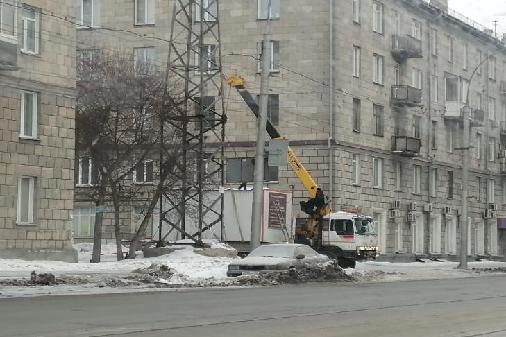 Приставы в Новосибирске отказались от взятки 20 тысяч рублей и снесли незаконный павильон