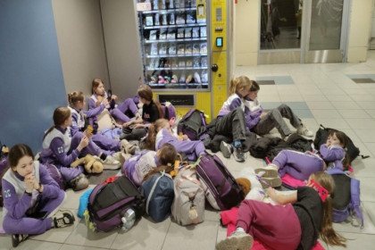 Юные чирлидерши вернулись в Новосибирск после 28 часов пребывания в Домодедово