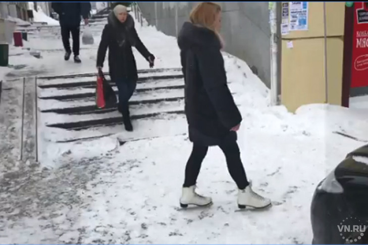Красотка на коньках раскритиковала ледяные тротуары Новосибирска