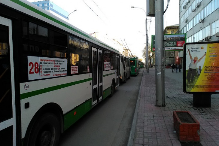 Автобусы и троллейбусы стоят в пробке на ул. Советской