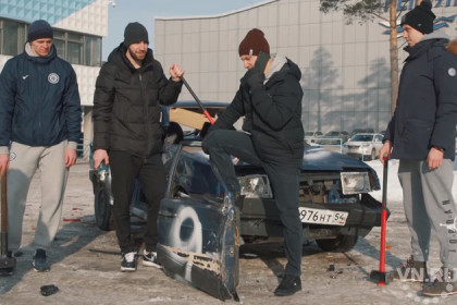 Проклятие «Девятки»  – хоккеисты кувалдами разгромили российское авто