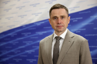 С 8 Марта поздравил бердчанок депутат Государственной Думы РФ Александр Аксёненко