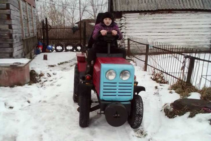 Под Новосибирском школьник собрал из металлолома собственный трактор