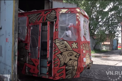13-й трамвай разукрасили под хохлому в Новосибирске
