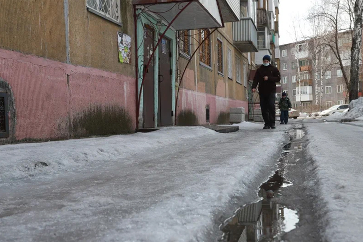 Глыба льда рухнула с крыши на женщину в Новосибирске