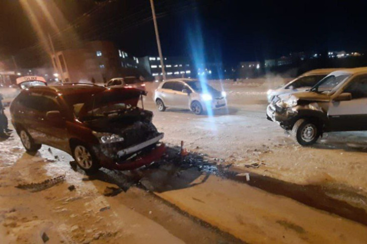 Две сестры-школьницы пострадали в ДТП с Лексусом в Новосибирске