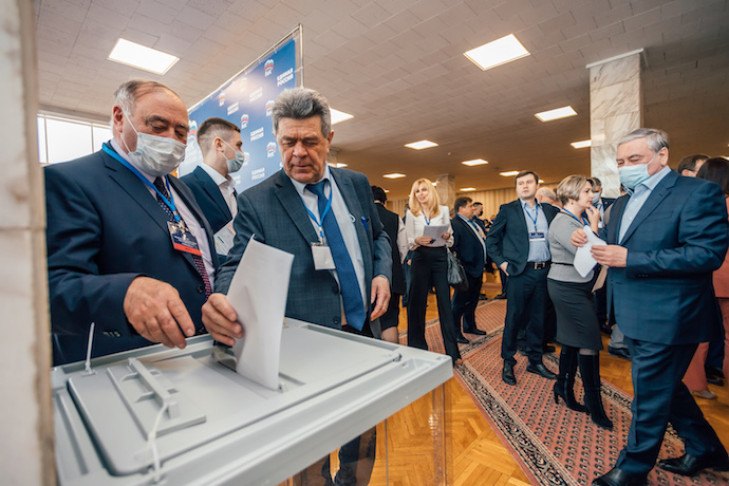 Андрея Травникова большинством голосов переизбрали секретарем регионального отделения партии «Единая Россия»