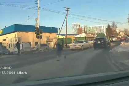 Беспечная школьница едва не погибла под колесами в Новосибирске