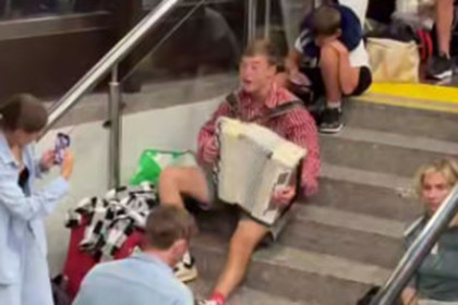 Баянист из Новосибирска устроил патриотический концерт в аэропорту Сочи