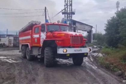 Огромный склад тушат в Маслянино под Новосибирском