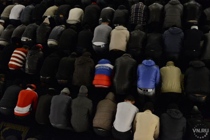 Тысячи мусульман отмечают  Курбан-байрам  в Новосибирске