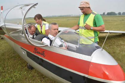 Андрей Травников совершил полет на планере над Кочковским районом