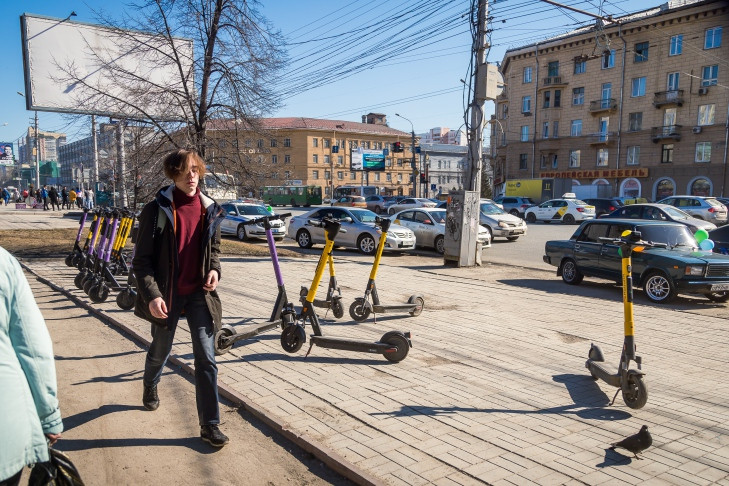 Молодая самокатчица в Новосибирске сбила пешехода на тротуаре