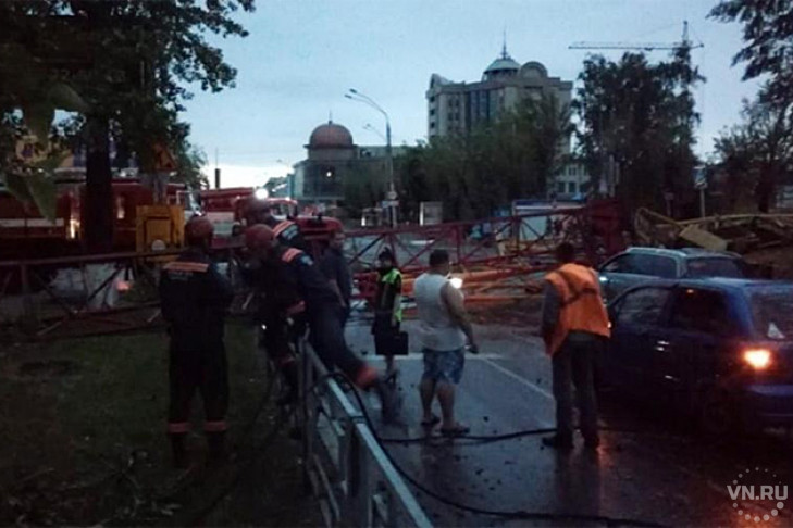 Ураган в Барнауле уронил кран на Дворец бракосочетаний