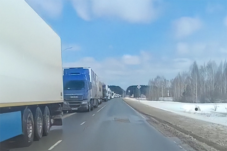 Сотни фур заблокировали трассу под Новосибирском из-за непогоды