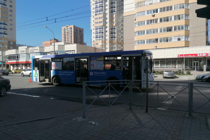 Две пассажирки упали в автобусе во время резкого торможения в Новосибирске