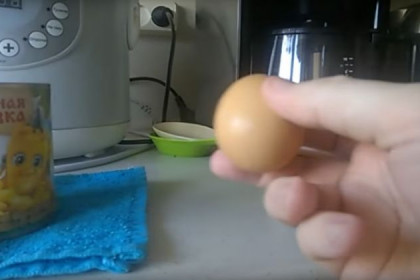 Новосибирец 36 секунд не мог разбить яйцо