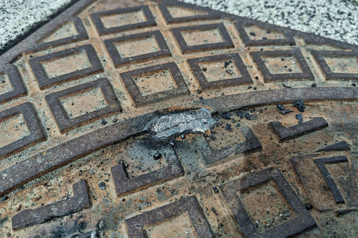 Все канализационные люки заварили на Красном проспекте в Новосибирске