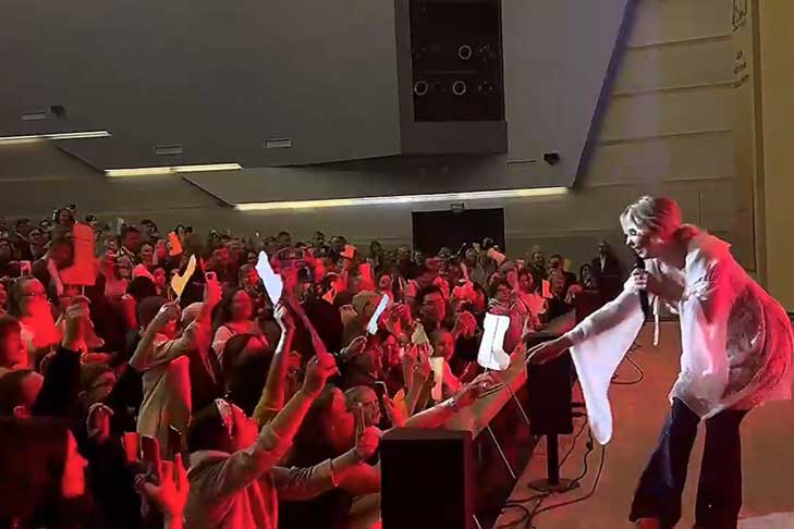 Валенки принесли на концерт Пелагеи поклонники в Новосибирске