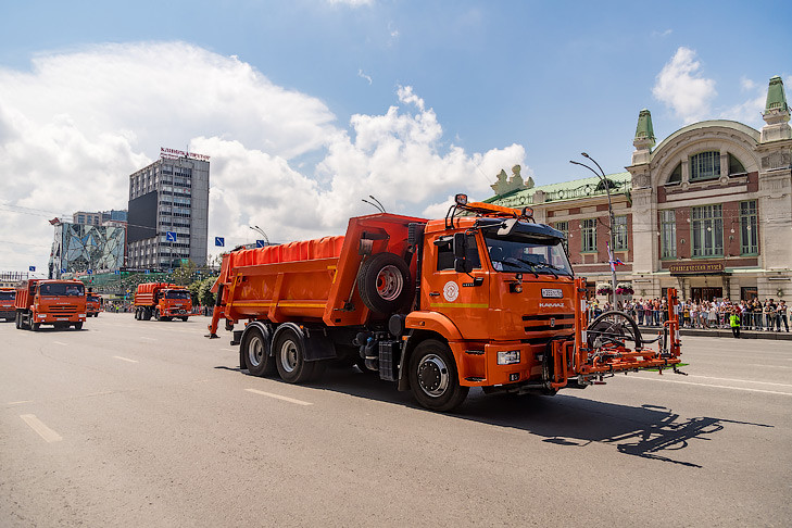 Парад городского транспорта и спецтехники начался в Новосибирске