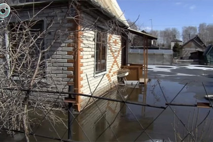 Дачников затопило талой водой в Первомайском районе