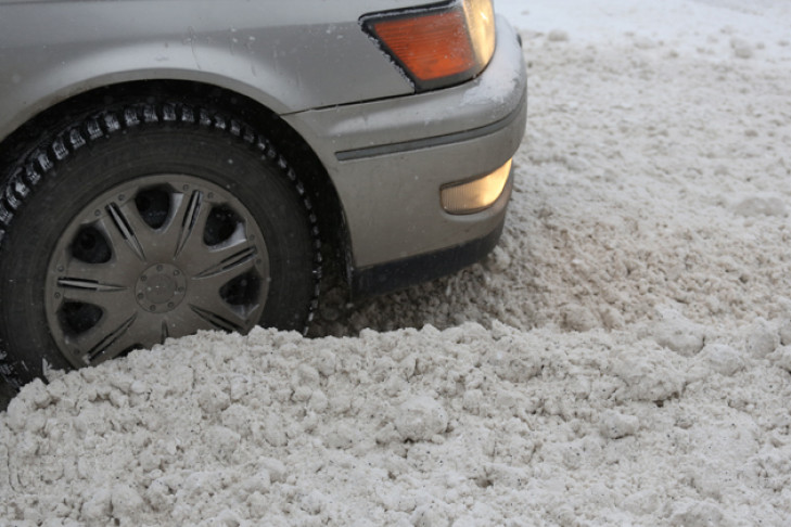 Снежные заносы массово блокируют машины на трассах