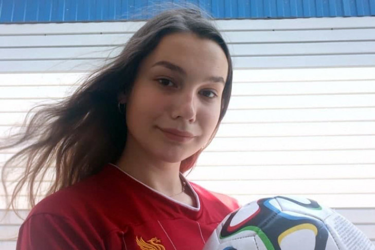 Сборная России подарила мяч ЕВРО 2020 школьнице из Багана