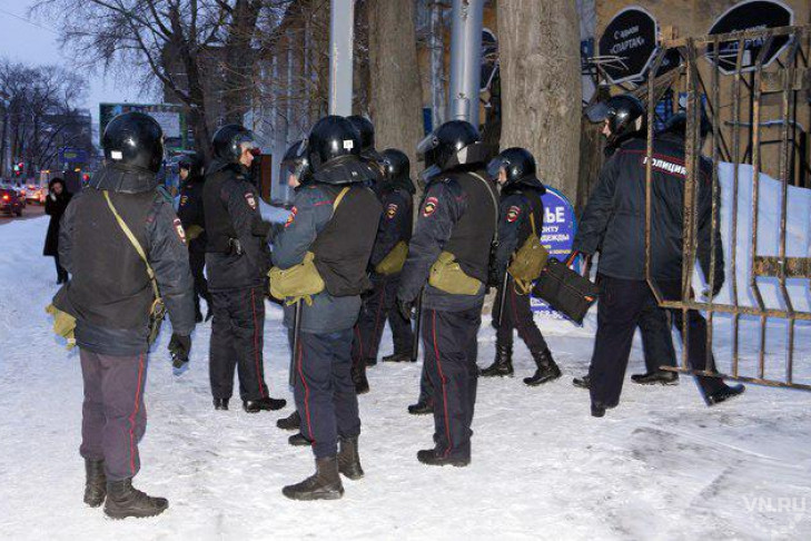 Парни в бронежилетах оцепили стадион «Спартак» в Новосибирске