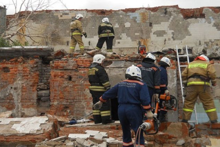 Cтена обрушилась в подъезде жилого дома в Барабинске