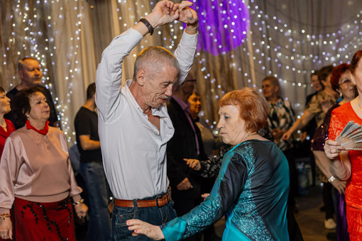 Вернули атмосферу школьных дискотек: «Новые люди» провели танцевальный фестиваль для новосибирцев «серебряного» возраста