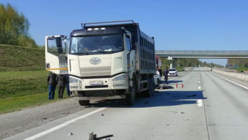 Водитель Wolksagen протаранил грузовик FAW с пробитым колесом и погиб