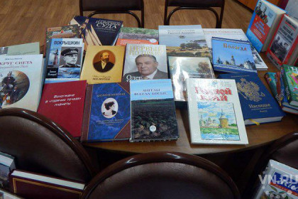 Андрей Травников передал в библиотеку книгу о Покрышкине