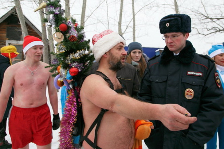 Полицейские против моржей: Дедам Морозам не дали окунуться в прорубь