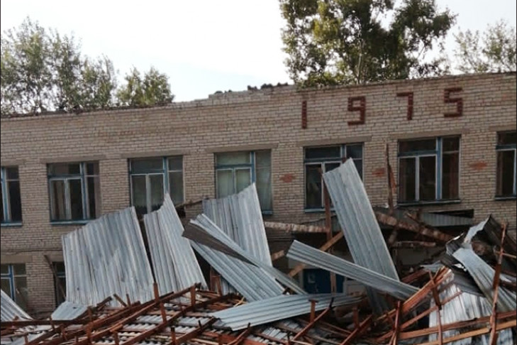 Ураганный ветер разрушил кровлю школы в Кочковском районе
