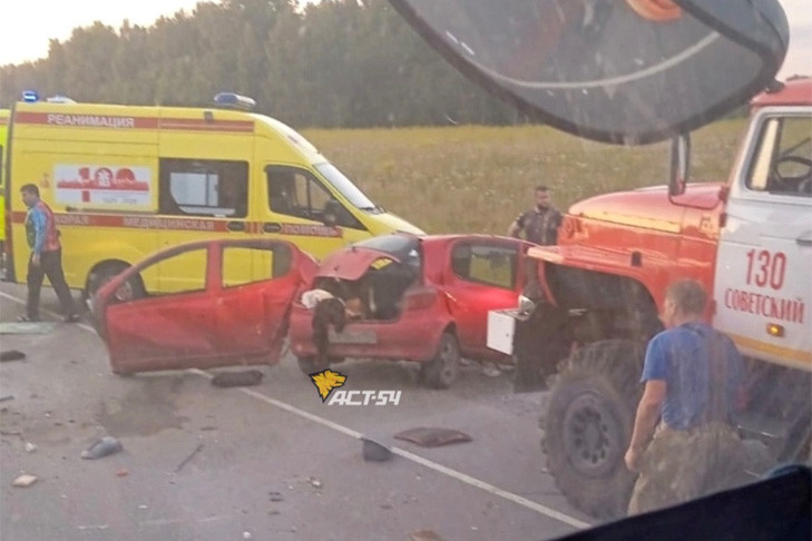 Лобовое столкновение под Новосибирском: Toyota Vitz разорвало на части