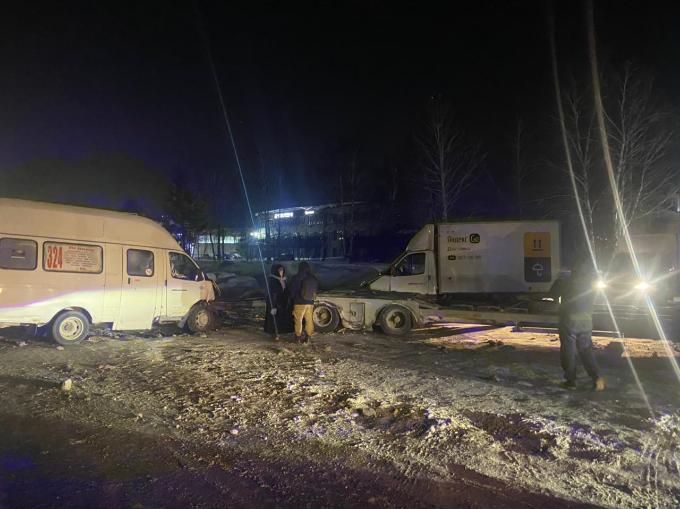 Пять пассажиров маршрутки попали в больницу после столкновения с Мерседесом в Новосибирске